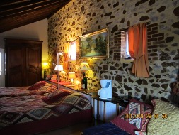 Chambre Quentin chambre d'hotes Ferme Fleurie proche de Roanne et du lac des sapins