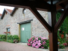 Le hangar chambre d'hotes Ferme Fleurie proche de Roanne et du lac des sapins