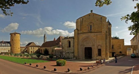 Abbaye de Charlieu chambre d'hotes Ferme Fleurie proche de Roanne et du lac des sapins